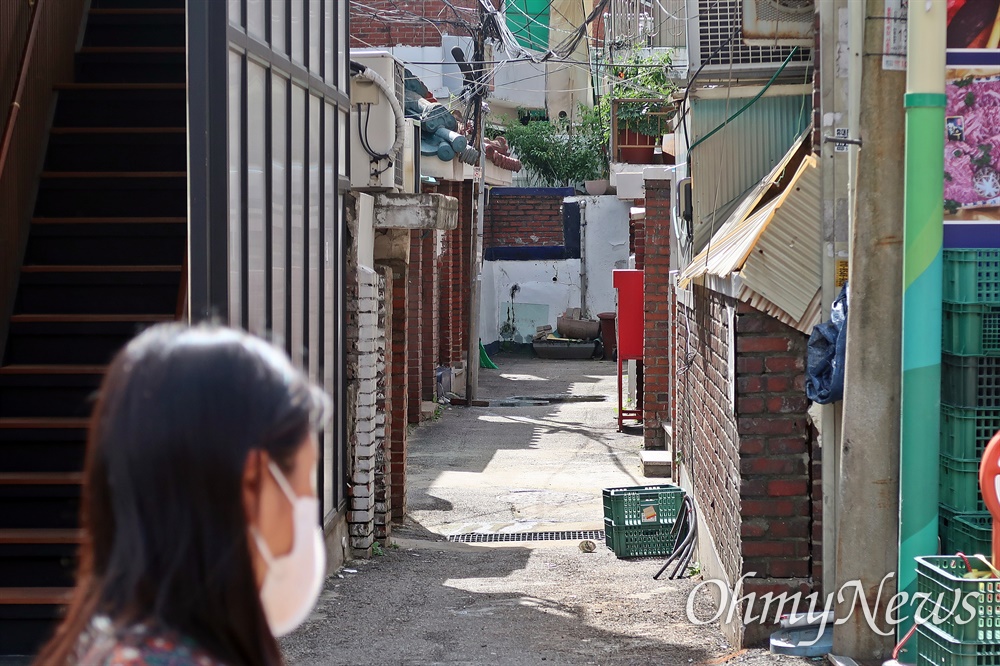  지난 8일 폭우로 사망자가 발생한 서울 동작구 상도동의 한 반지하 주택 골목을 약 2주 후인 24일 찾았다.
