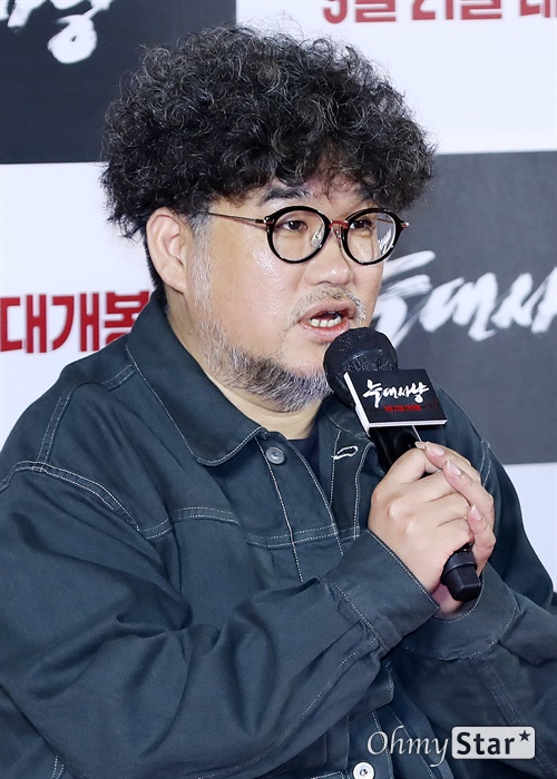 '늑대사냥' 김홍선 감독 김홍선 감독이 29일 오전 서울 용산구의 한 상영관에서 열린 영화 <늑대사냥> 제작보고회에서 질의응답을 하고 있다. <늑대사냥>은 태평양 한 가운데 움직이는 교도소인 '프론티어 타이탄'호에서 벌어지는 극한 상황을 그린 하드보일드 서바이벌 액션 작품이다. 9월 21일 개봉.