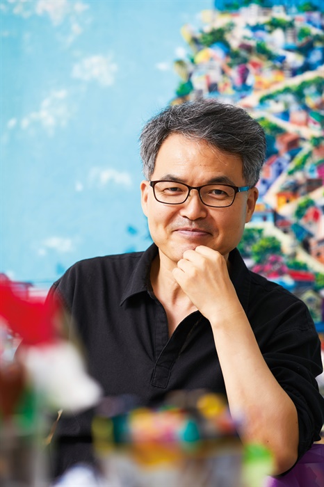  '한복 콜라주' 작가 김정열. 동인천역 중앙시장에 있는, 그의 집이자 작업실인 S갤러리에서. 