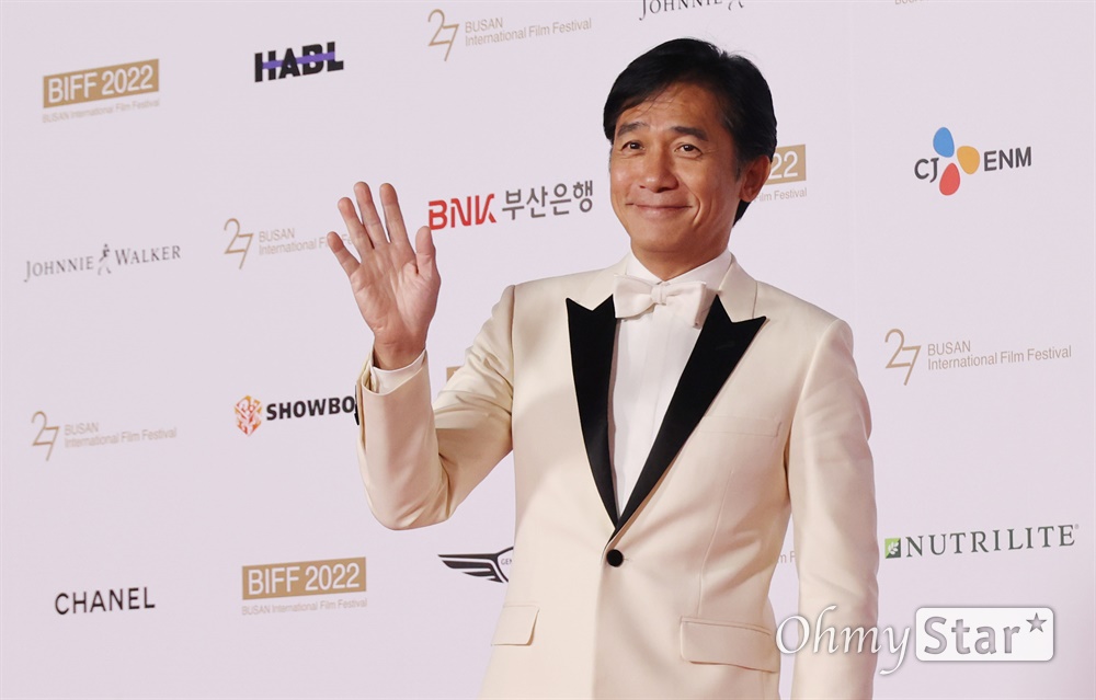  배우 왕조위가 5일 오후 부산 해운대구 영화의전당에서 열린 제27회 부산국제영화제(BIFF) 개막식에 참석해 레드카펫을 걸으며 입장하고 있다.