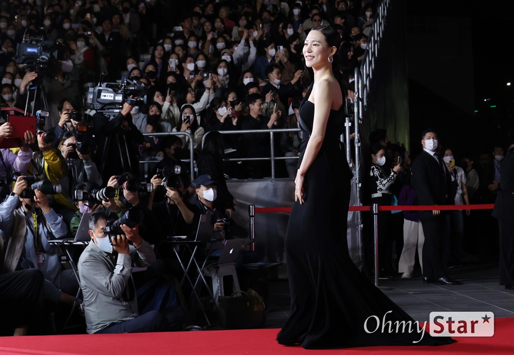  배우 한예리가 5일 오후 부산 해운대구 영화의전당에서 열린 제27회 부산국제영화제(BIFF) 개막식에 참석해 레드카펫을 걸으며 입장하고 있다.