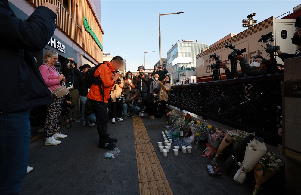  30일 오후 서울 용산구 지하철 6호선 이태원역 1번 출구 앞에 마련된 '핼러윈 인파' 압사 사고 희생자 추모 공간에서 한 시민이 묵념을 하고 있다.
