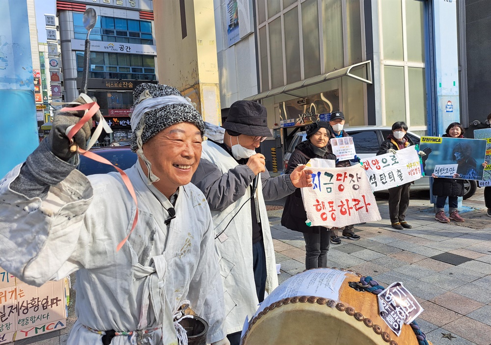  9일 창원 용호문화거리에서 열린 '금요기후집회'.