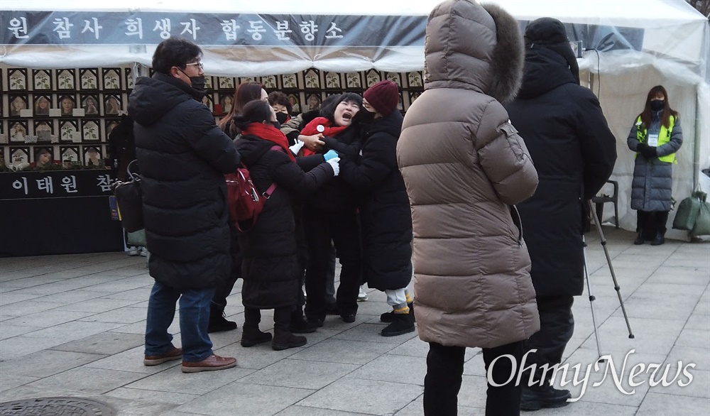  지난해 12월 19일 오후 서울 용산구 녹사평역 부근 이태원 입구에 마련된 10.29이태원참사 희생자 합동분향소앞에서 극우보수단체의 혐오 발언을 들은 고 이지한씨 어머니 조미은씨가 오열하고 있다.