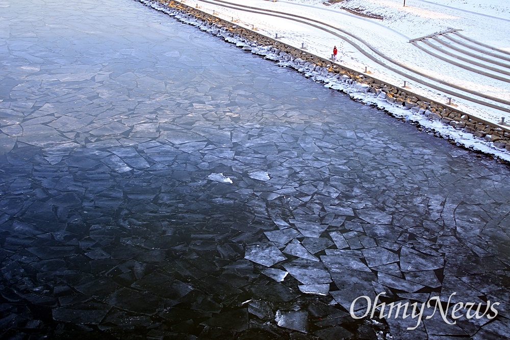  얼어붙은 한강. 일부 얼음 조각이 녹았다가 다시 얼어붙었다.