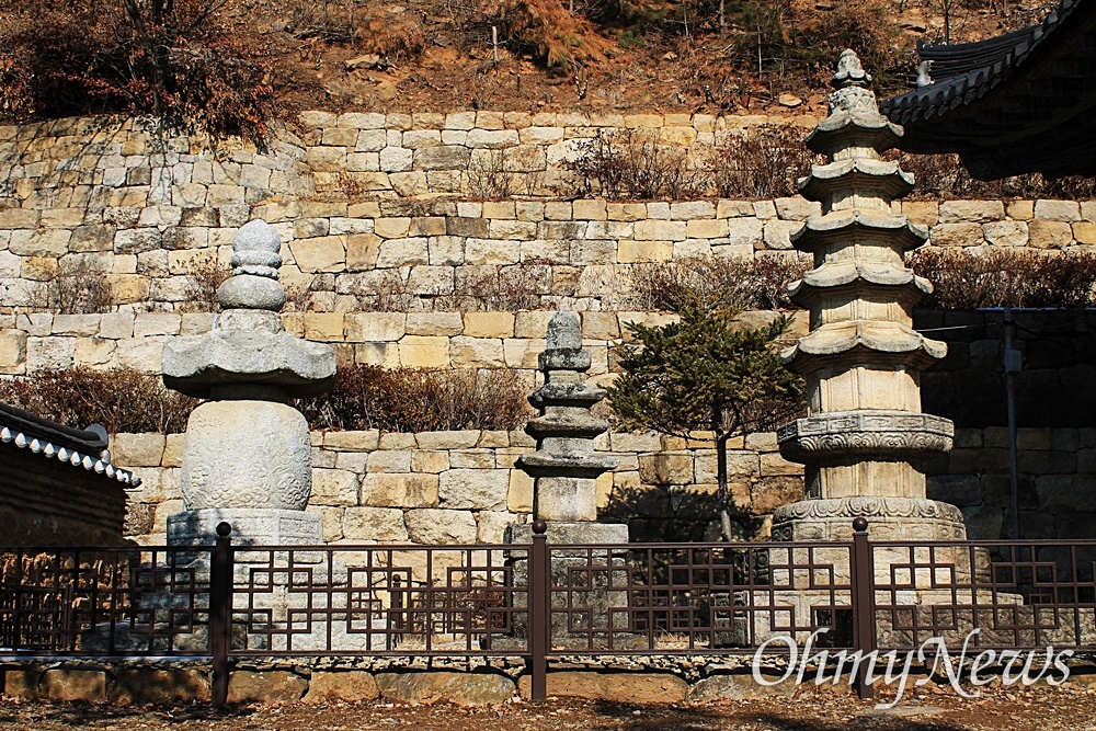  조선시대 석탑인 수종사 팔각오층석탑(사진 맨 오른쪽)과 정혜옹주 사리를 모신 수종사 사리탑(맨 왼쪽).