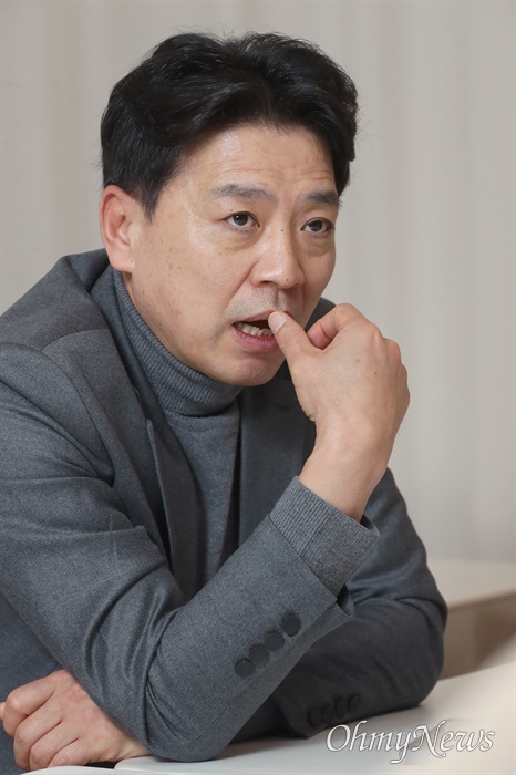  부승찬 전 국방부 대변인이 5일 서울 마포구 서교동에서 <오마이뉴스>와 인터뷰하고 있다. 
