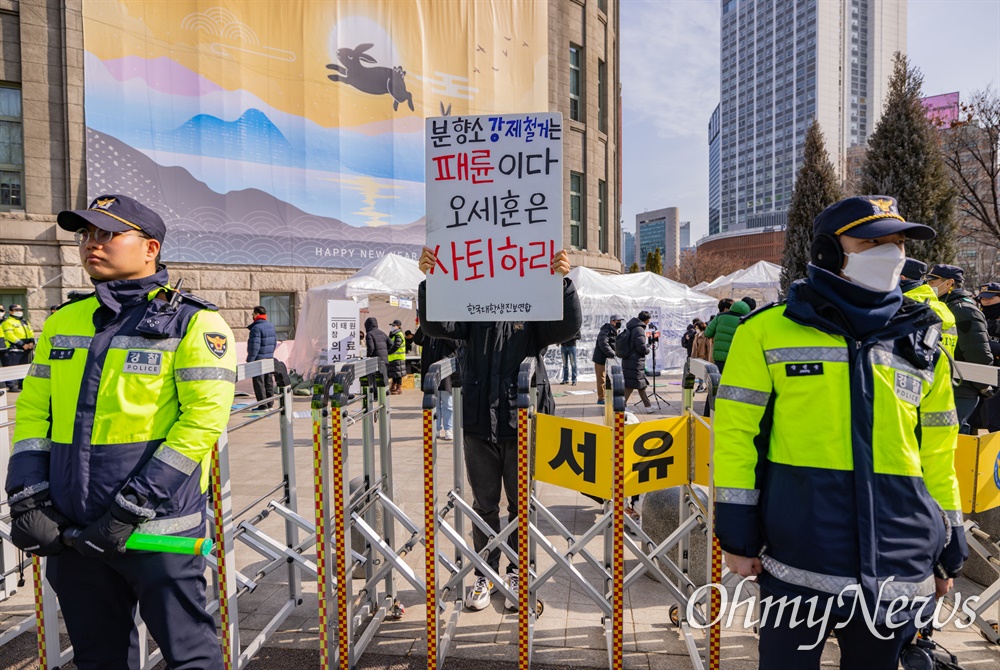  서울시가 이태원참사 서울광장 분향소 행정대집행을 예고한 15일 오후 서울도서관 앞에서 이태원참사 유가족들이 행정집행을 반대하는 159배를 하고 있다. 