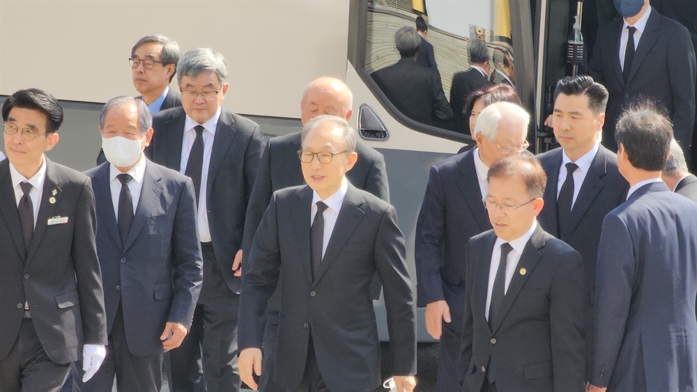  전직 대통령 이명박씨가 22일 대전시 유성구 국립대전현충원에 도착해 이동하고 있다.