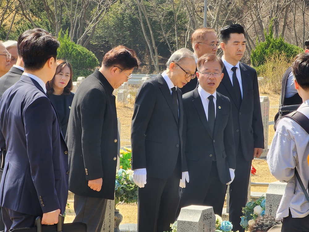  전직 대통령 이명박씨가 22일 오전 국립대전현충원을 찾아 천안함 묘역을 참배했다. 지난해 12월 특별사면 이후 첫 공식 일정이다.