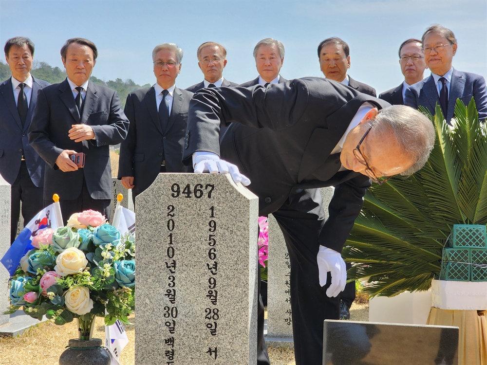  전직 대통령 이명박씨가 22일 오전 국립대전현충원을 찾아 천안함 묘역을 참배했다. 지난해 12월 특별사면 이후 첫 공식 일정이다.