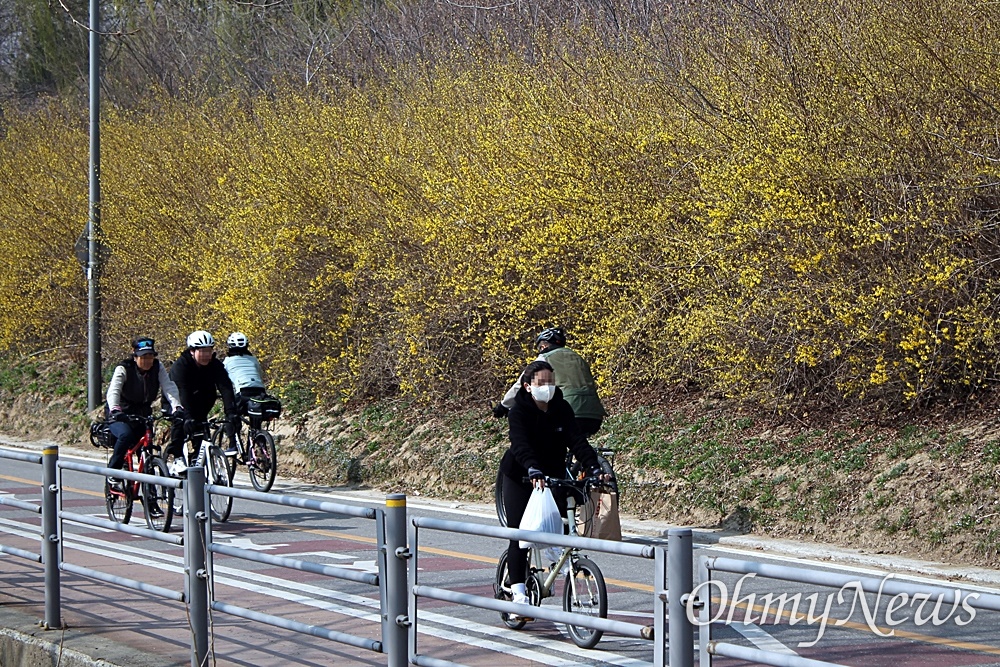 한강 자전거도로에서 자전거를 타는 사람들.