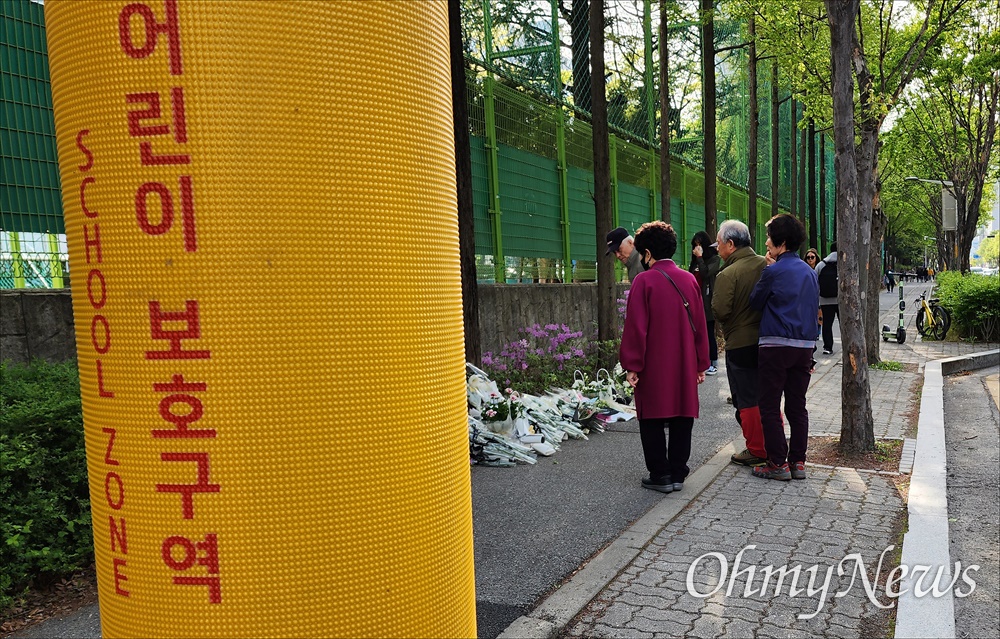  지난 8일 오후 대전 서구 둔산동 어린이보호구역(스쿨존)에서 음주운전 차량에 치여 숨진 배승아(9) 양을 추모하는 발길이 계속 이어지고 있다. 
