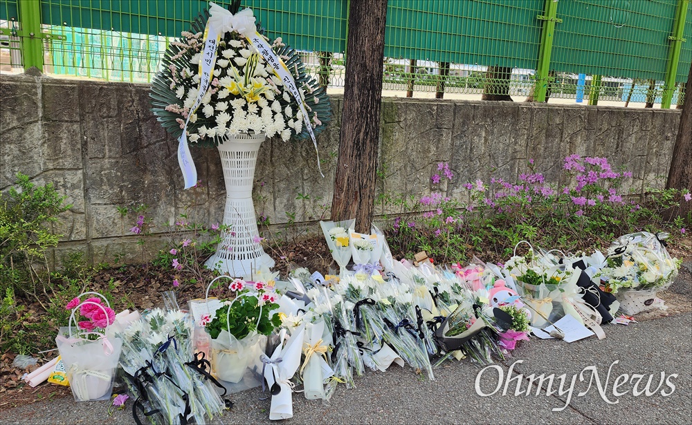  지난 8일 오후 대전 서구 둔산동 어린이보호구역(스쿨존)에서 음주운전 차량에 치여 숨진 배승아(9) 양을 추모하는 발길이 계속 이어지고 있다. 
