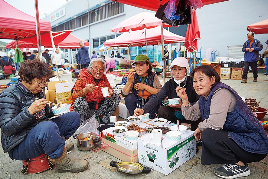  길 위에서 따뜻한 밥 한 끼 나눈 시장 사람들. 왼쪽부터 박선화·박순희·박소연·김순례·엄미선 씨.
