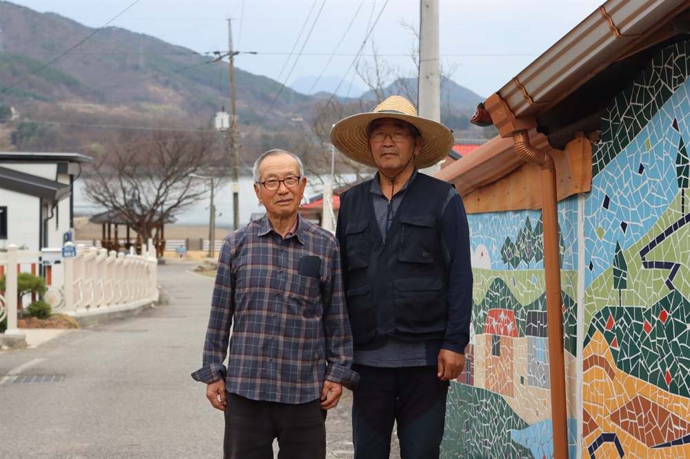  충북 옥천 막지리 맥기쉼터 앞 이수길(왼쪽)씨와 강천호씨