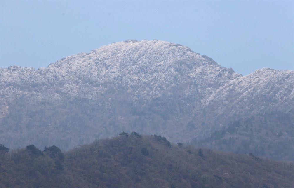  26일 함양 마천면에서 바라본 지리산 천왕봉의 상고대.