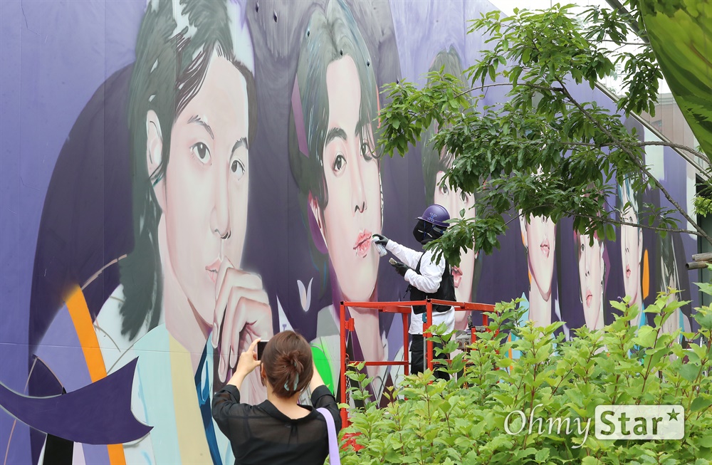 방탄소년단 10주년 기념벽화 방탄소년단 10주년을 맞아 14일 오후 서울 용산구 하이브 사옥에 기념벽화가 설치되고 있다.