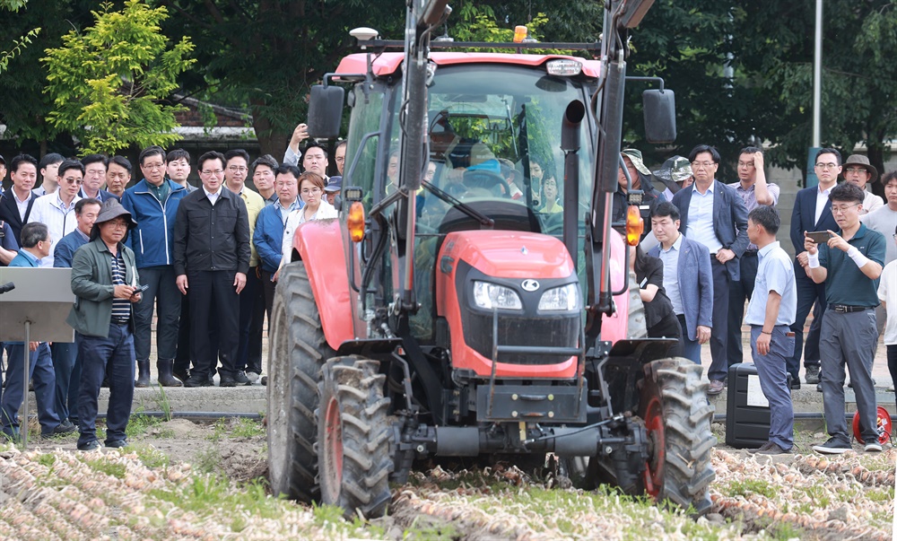  정황근 농림축산식품부 장관, 15일 함양 양파기계 수확 현장 방문.