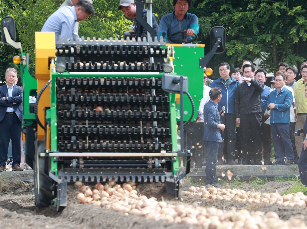  정황근 농림축산식품부 장관, 15일 함양 양파기계 수확 현장 방문.