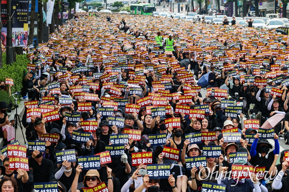  서초구 S초등학교 교사 추모 및 공교육 정상화를 위한 전국교사집회가 지난 7월 29일 오후 서울 경복궁역 부근에서 열렸다. 검은색 옷을 입은 참가자들이 ‘교사의 교육권 보장하라! 안전한 교육환경 조성하라!’가 적힌 손피켓을 들고 구호를 외치고 있다.