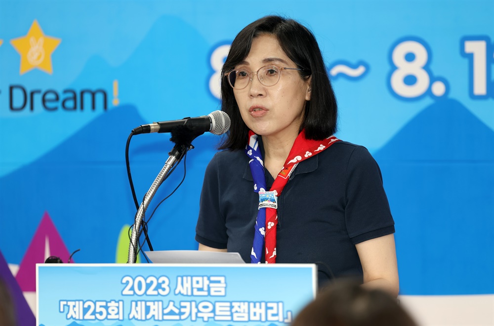 발표하는 김현숙 여가부 장관 2023 새만금 세계스카우트 잼버리가 열리고 있는 7일 김현숙 여성가족부 장관이 전북 새만금 잼버리장내 프레스센터에서 브리핑하고 있다.