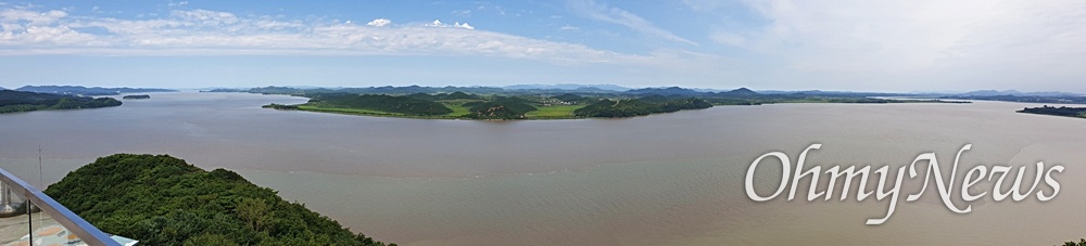  애기봉평화생태공원 전망대(루프탑 154)에서 파노라마 사진으로 찍어본 조강과 북한 땅.