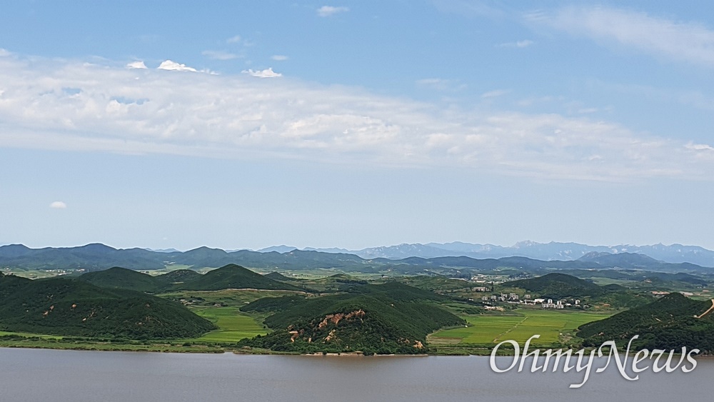  애기봉평화생태공원, 전망대에서 바라보는 북한 땅이 손에 잡힐 듯이 가깝다.