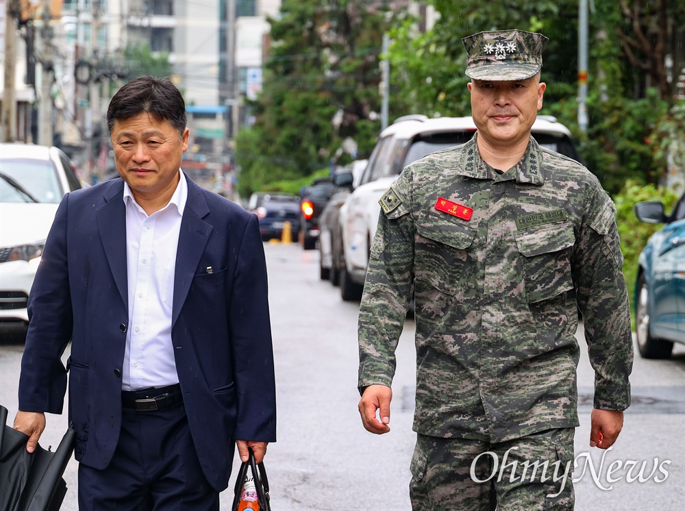  박정훈 해병대 전 수사단장이 28일 오후 항명 사건을 수사 중인 서울 용산구 국방부 검찰단에 출석 하기 위해 김정민 변호사와 함께 도착하고 있다. 2023.8.28