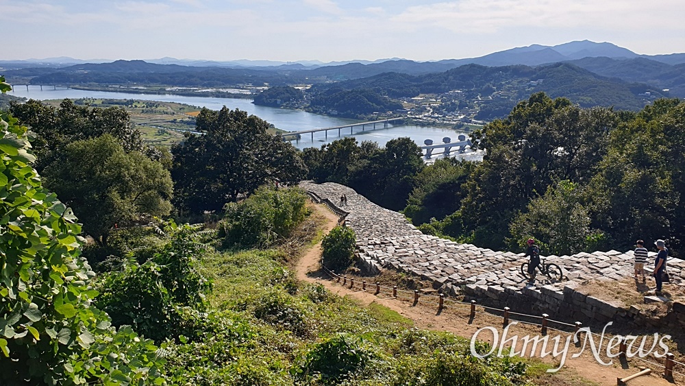  파사성 성벽 위에서 내려다본 남한강.