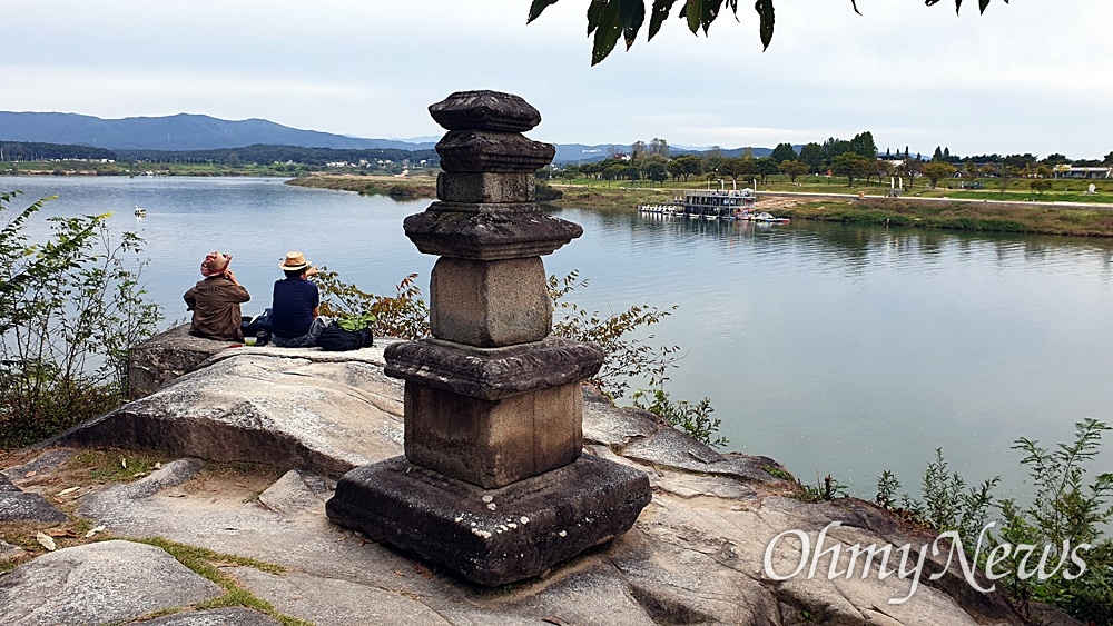  신륵사 삼층석탑 너머로 바라다보이는 남한강.