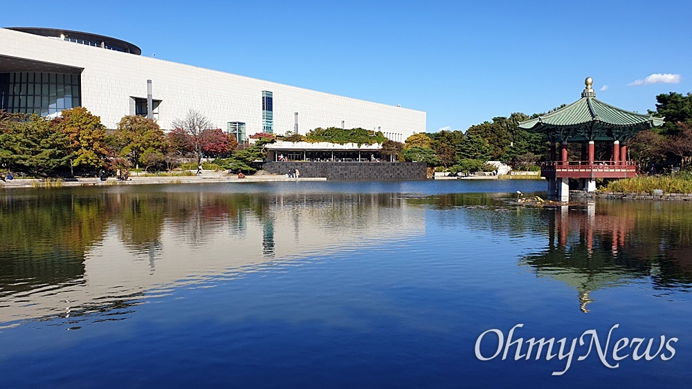  국립중앙박물관 거울못에 비친 파란 가을 하늘.