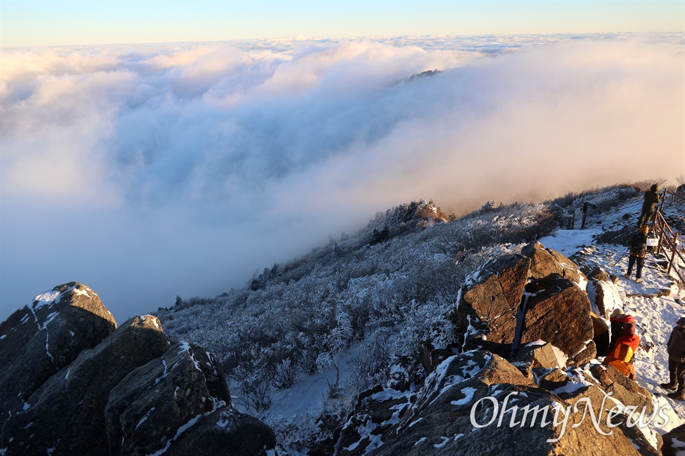  12월 2일 아침 지리산 천왕봉에서 바라본 풍경.