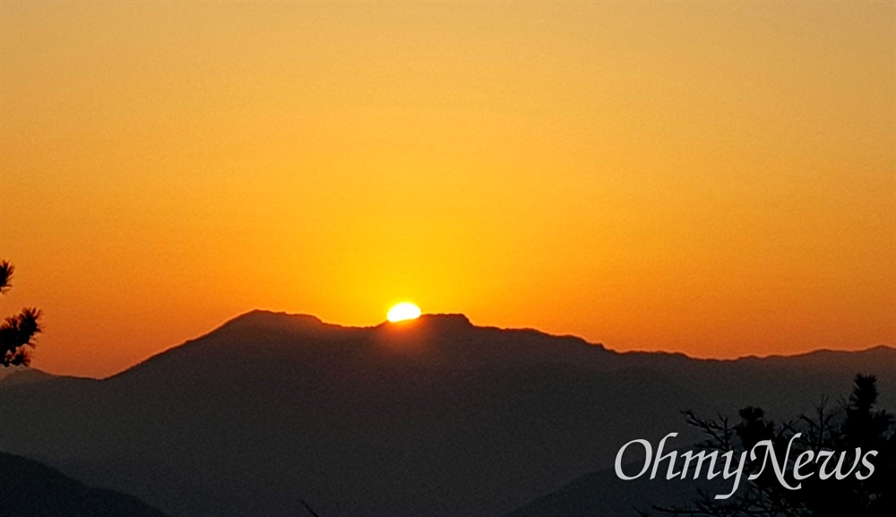  1일 아침 경남 함안 방어산 비로자나불 앞에서 본 새해 첫 일출.