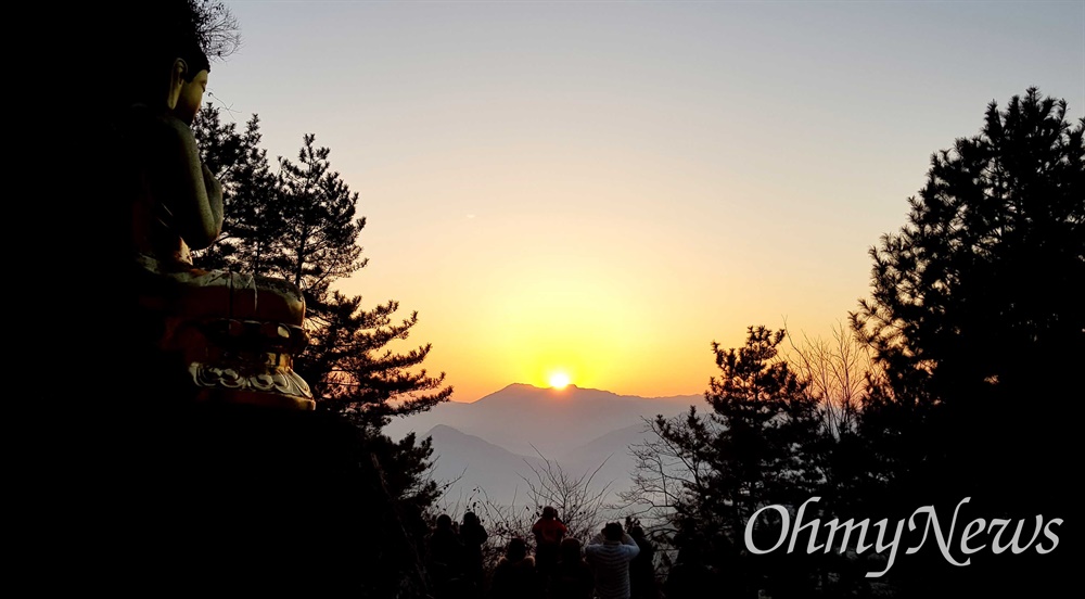  1일 아침 경남 함안 방어산 비로자나불 앞에서 본 새해 첫 일출.