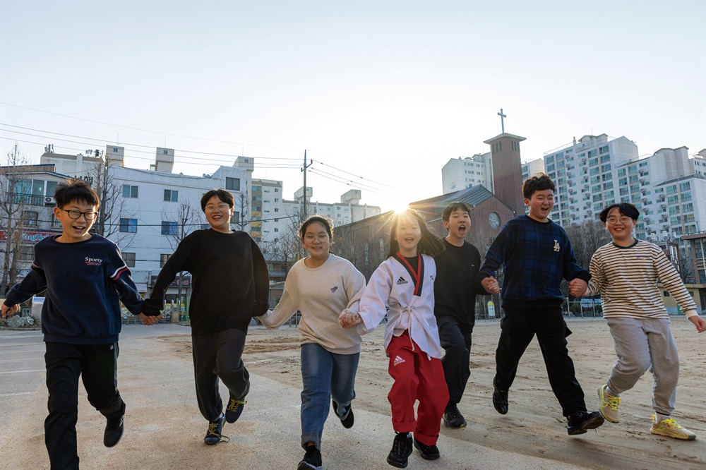  아이답게 맑고 순수한 인천 용현초 아이들, 모처럼 함께 학교 운동장을 맘껏 뛰었다.