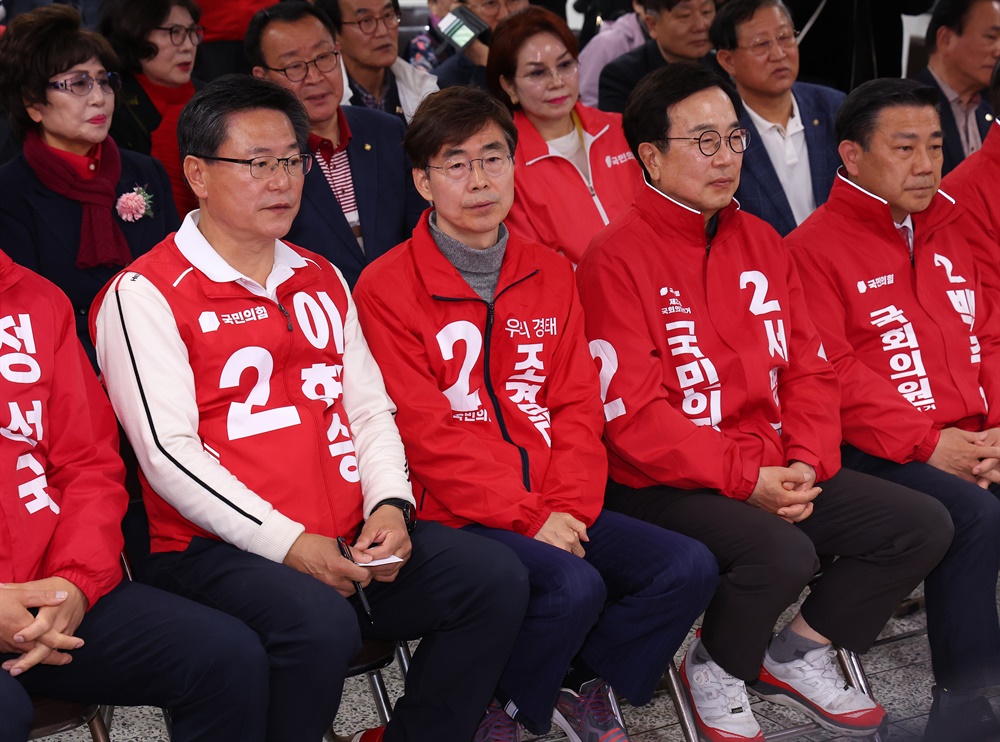  국민의힘 부산지역 후보들이 10일 오후 부산 수영구 국민의힘 부산시당에서 제22대 총선 출구조사를 지켜보고 있다. 