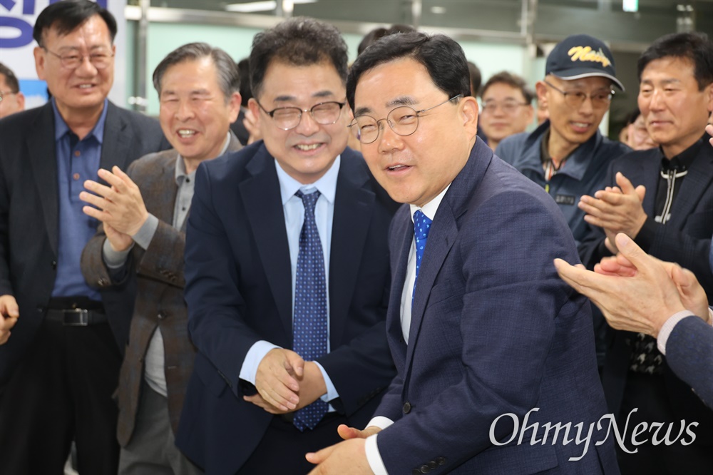  10일 저녁 총선 개표 방송이 진행되는 동안 더불어민주당 허성무 후보(창원성산)가 후보단일화를 했던 진보당 이영곤 전 예비후보와 선거사무소에서 함께 하고 있다.