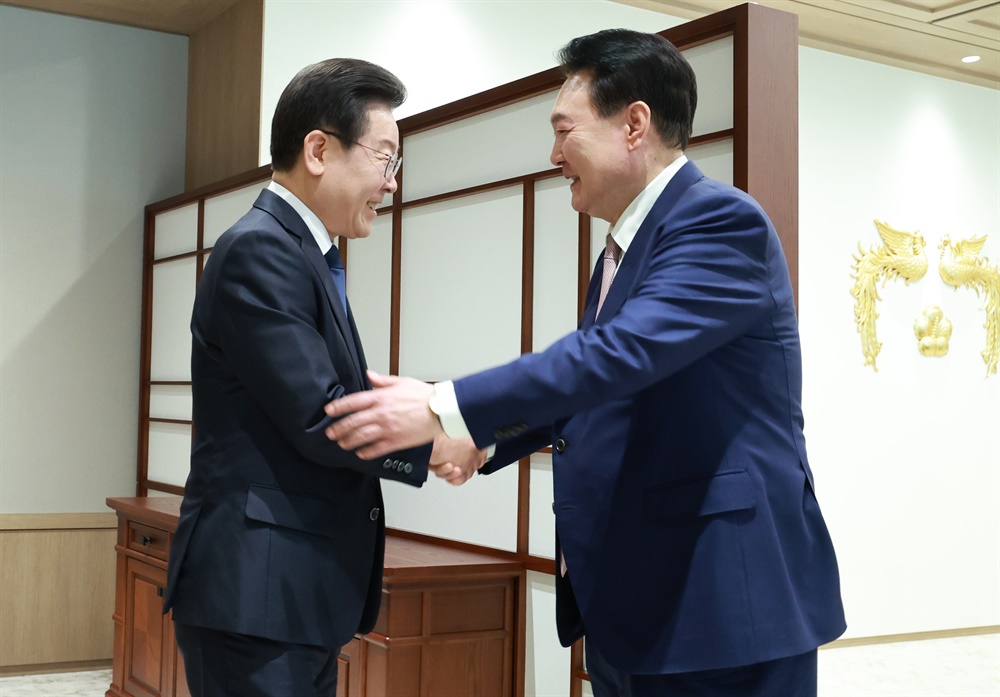   윤석열 대통령이 29일 서울 용산 대통령실에서 열린 영수회담에서 집무실에 도착한 더불어민주당 이재명 대표를 맞이하며 악수하고 있다. 