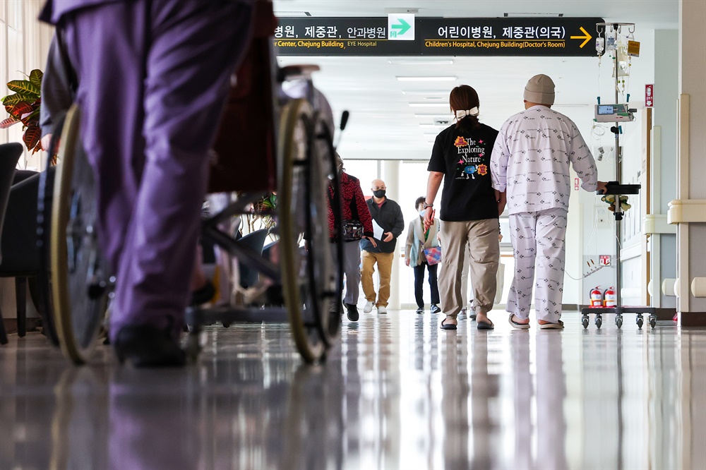  의대 교수들이 사직서를 제출한 지 한 달이 다 되어가며 무더기 사직이 현실화할 수 있다는 우려가 제기되고 있는 가운데 4월 23일 오전 서울 시내 한 대학병원에서 환자들이 이동하고 있다. 20240503