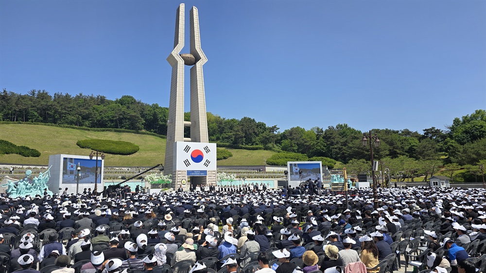  제44주년 5·18민주화운동 기념식이 18일 오전 광주광역시 북구 운정동 국립 5·18민주묘지에서 열리고 있다.