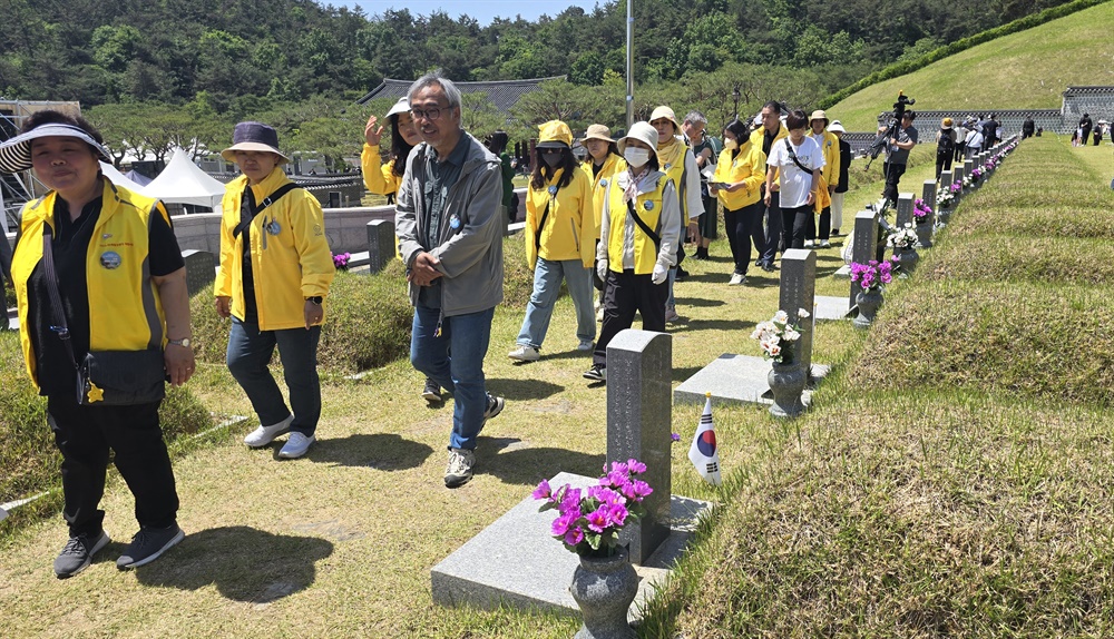  제44주년 5·18민주화운동 기념식이 열린 18일 오전 광주광역시 북구 운정동 국립 5·18민주묘지를 찾은 세월호 유가족들이 참배를 마친 뒤 묘지를 둘러보고 있다.