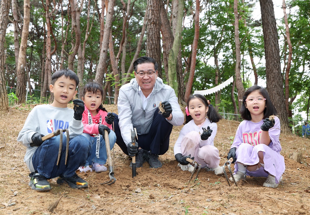  진병영 함양군수, 어린이들과 산삼캐기 체험