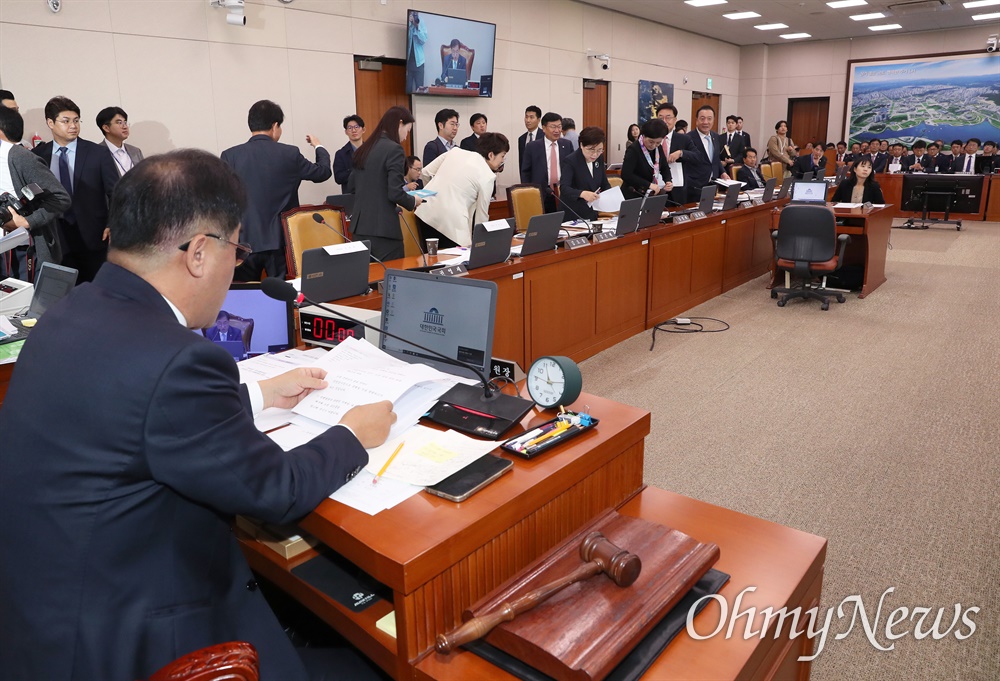 동행명령장 발부에 퇴장하는 국민의힘 맹성규 국회 국토교통위원장이 24일 오전 서울 여의도 국회에서 열린 국토교통위원회 종합감사 도중 대통령 관저 불법 증축 의혹과 관련해 불출석한 증인 김태영 21그램 대표, 이재선 (유)원탑종합건설 대표, 전해갑 아원고택 대표에 대한 동행명령장을 발부하려 하자, 국민의힘 의원들이 항의하며 집단퇴장하고 있다.