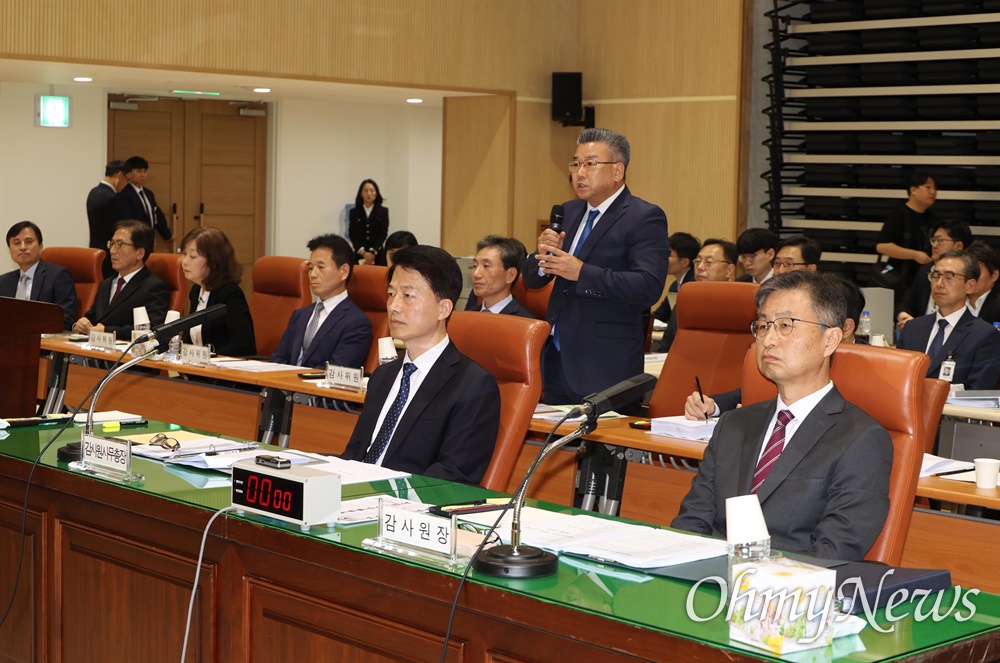  감사원 유병호 감사위원이 24일 오후 서울 종로구 감사원에서 열린 국회 법사위 국정감사에서 발언하고 있다.