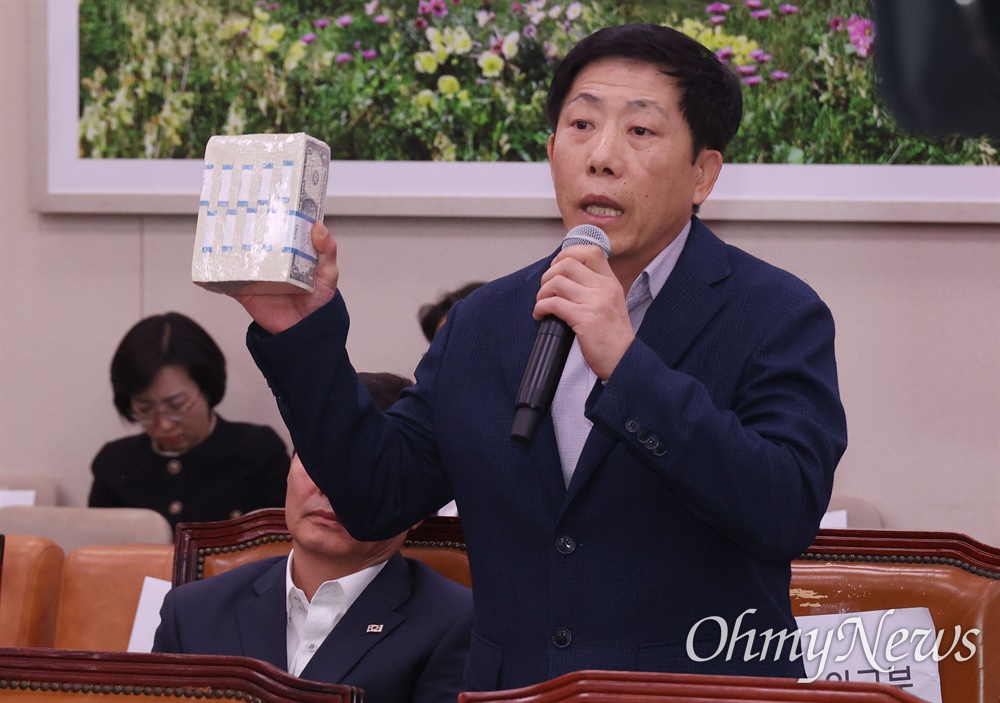  박상학 자유북한운동연합 대표가 24일 오후 서울 여의도 국회 외교통일위원회의 외교부, 통일부, 민주평화통일자문회의사무처, 재외동포청 등에 대한 종합감사에 증인으로 출석해 대북 전단 살포에 보낸 달러를 보여주고 있다.