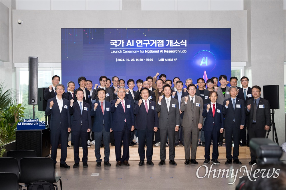  유상임 과학기술정보통신부 장관과 오세훈 서울특별시장이 28일 오후 서울 서초구 서울AI허브에서 열린 '국가 AI 연구거점 개소식' 에서 세레머니 및 기념촬영을 하고 있다.