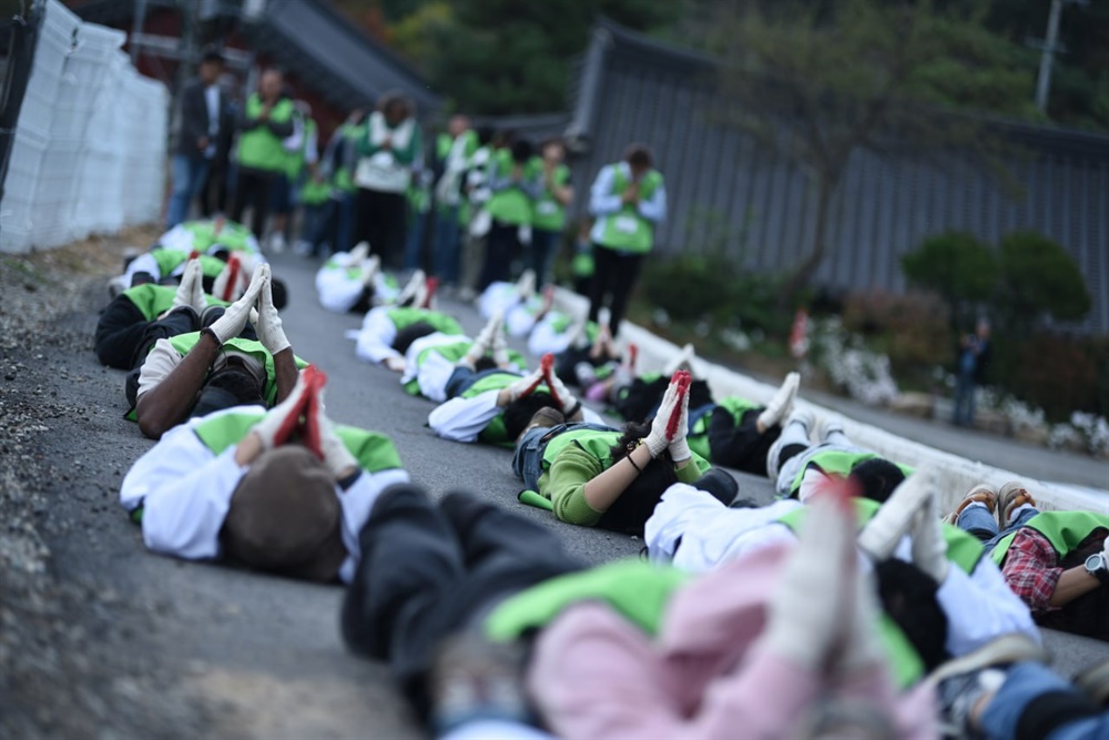  제5회 삼보일배오체투지환경상 시상식을 앞두고 오체투지하는 참가자들