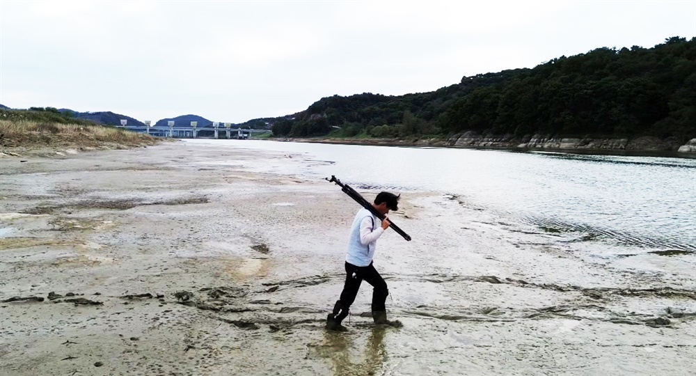  이경호 대전환경운동연합 사무처장이 펄밭이 된 공주보 상류를 걷고 있다.