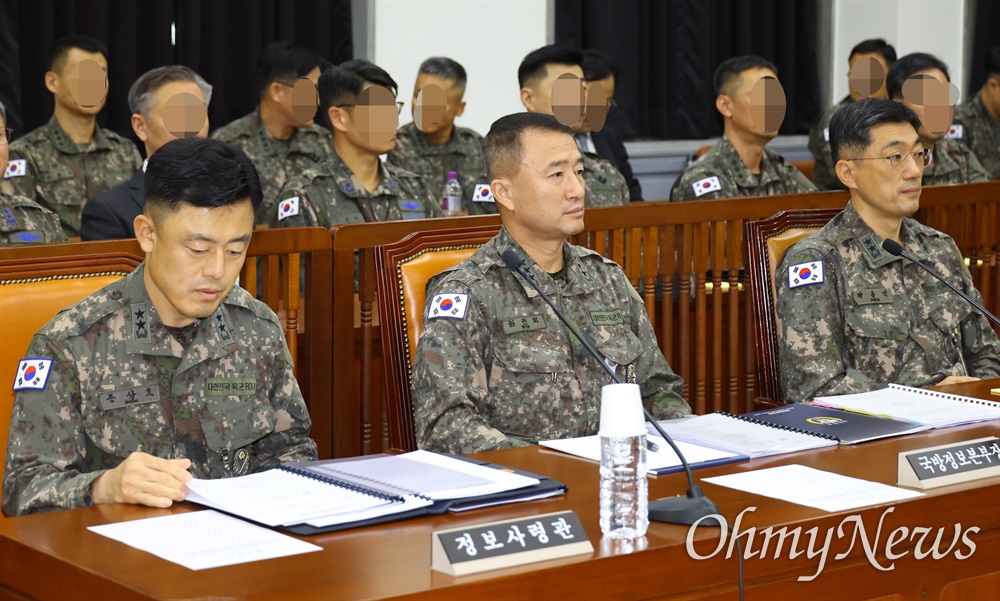  30일 서울 여의도 국회에서 열린 정보위원회 국정감사에 출석한 원천희 국방정보본부장(가운데)과 문상호 정보사령관(왼쪽), 박종선 777사령관(오른쪽)이 의원들의 입장을 기다리고 있다.